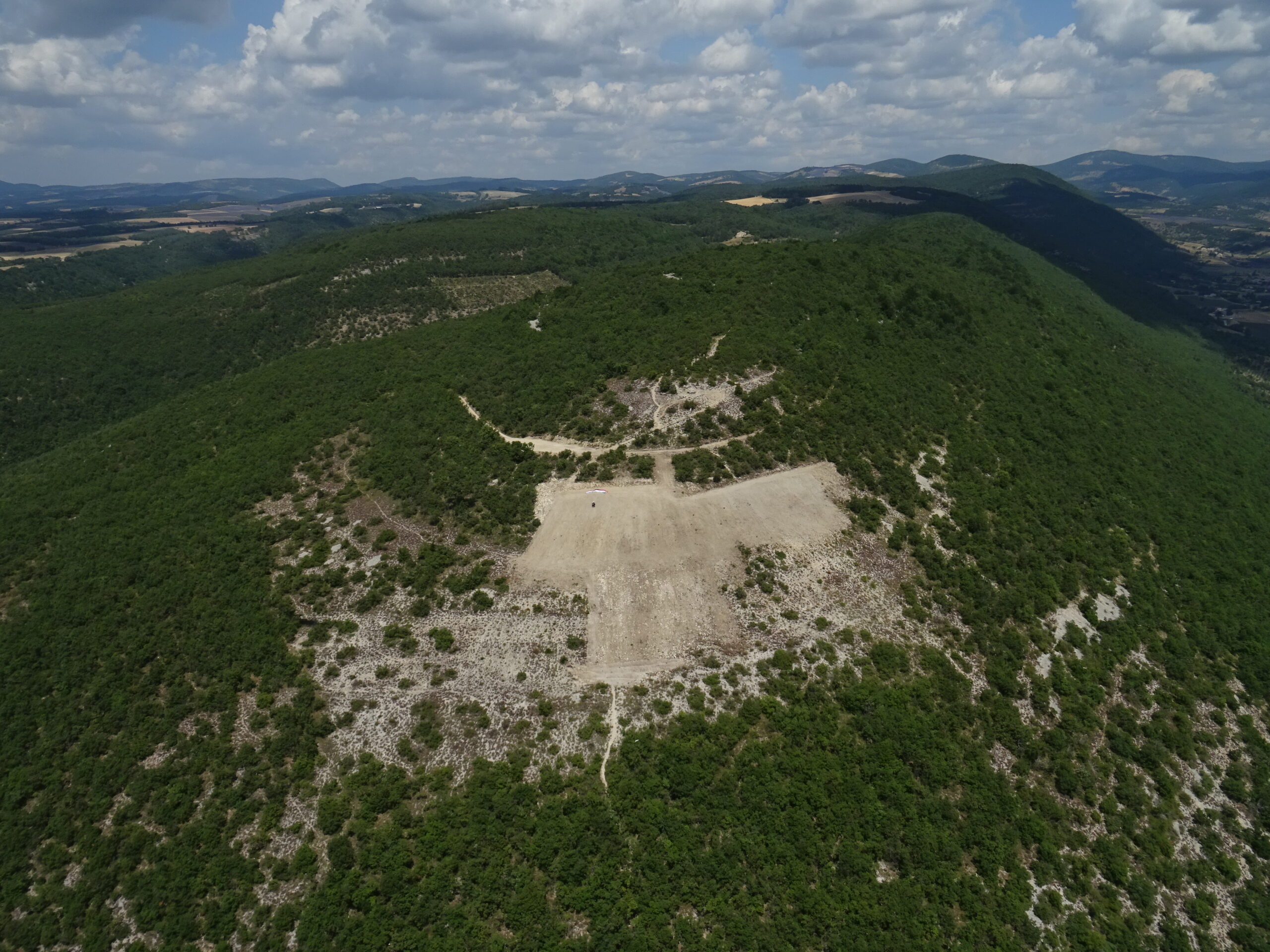 Le déco du Grou de Bane à Banon avec vue du parking